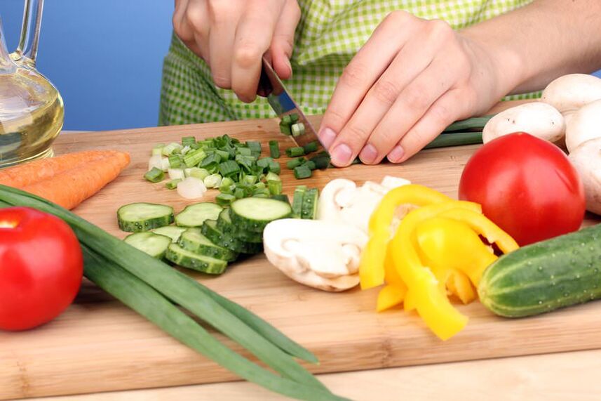 Förbereder grönsakssallad för Cruise-stadiet av Dukan-dieten