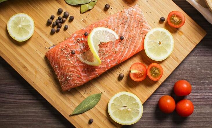 fisk med grönsaker för viktminskning på en diet